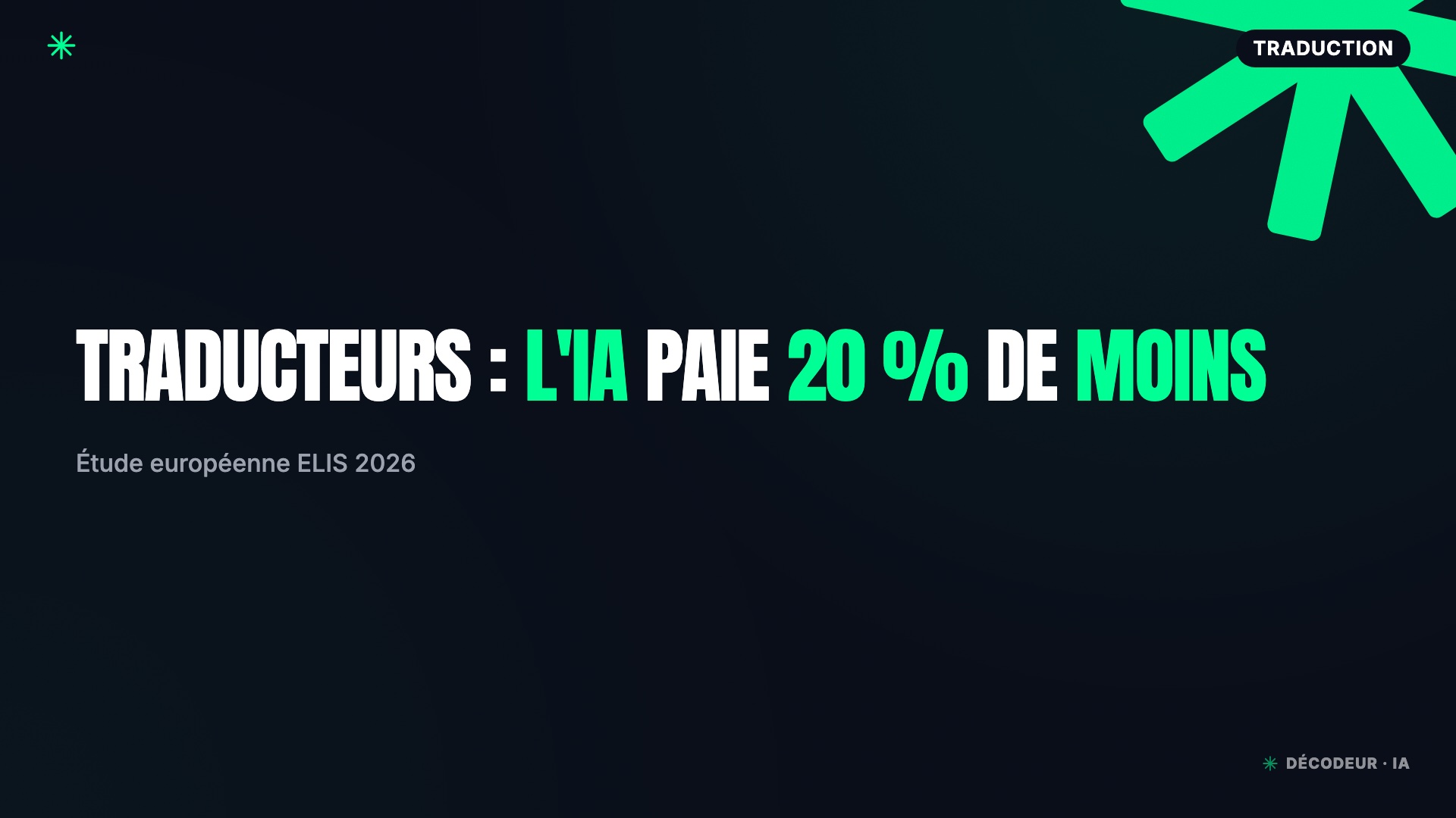 Traductrice indépendante relisant une traduction automatique sur deux écrans